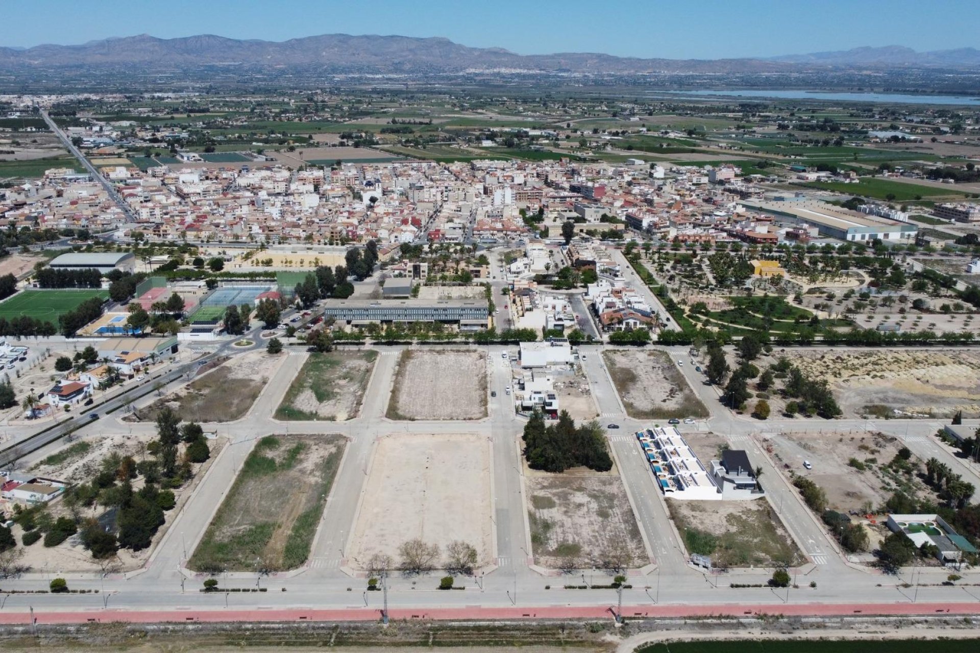 Neue Gebäude - Villa - Dolores - polideportivo