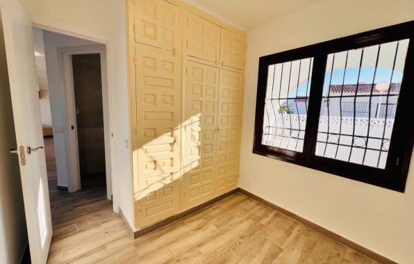 Resale - Chalet - Torrevieja - Playa de los Locos